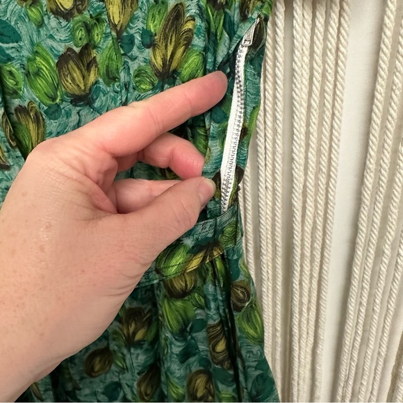 Vintage green floral dress with belt - Picture 6 of 8